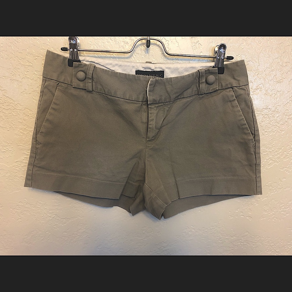 Banana republic green/khaki shorts with button detail on waistband, size 4